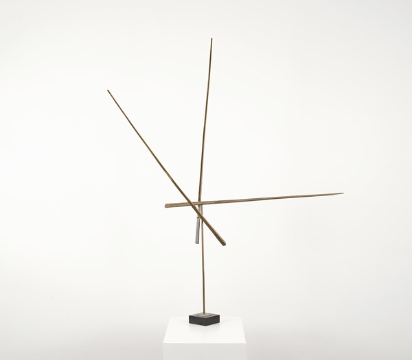 George Rickey, Unstable Axis — Bronze, 1971
Bronze and lead
38 1/2 x 28 1/4 x 28 in. (97.8 x 71.8 x 71.1 cm)
Each blade: 28 in. (71.1 cm) long
Base: 1 x 3 x 3 in. (2.5 x 7.6 x 7.6 cm)
Signed and dated on base: Rickey 71 S
